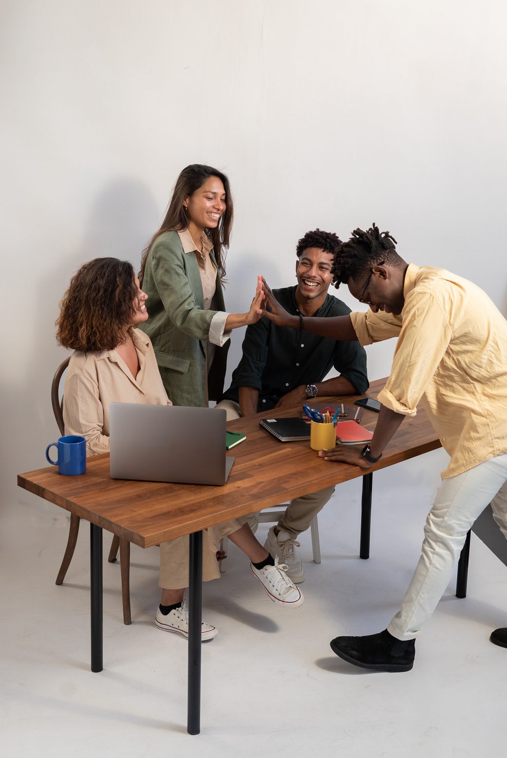 Personas de la comunidad trabajando en equipo durante una jornada de la Fundación