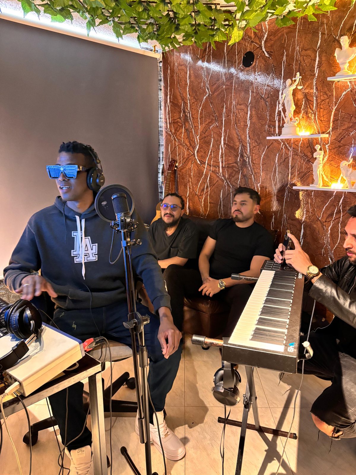 Rony Erazo, artista del Pacífico, en estudio de grabación